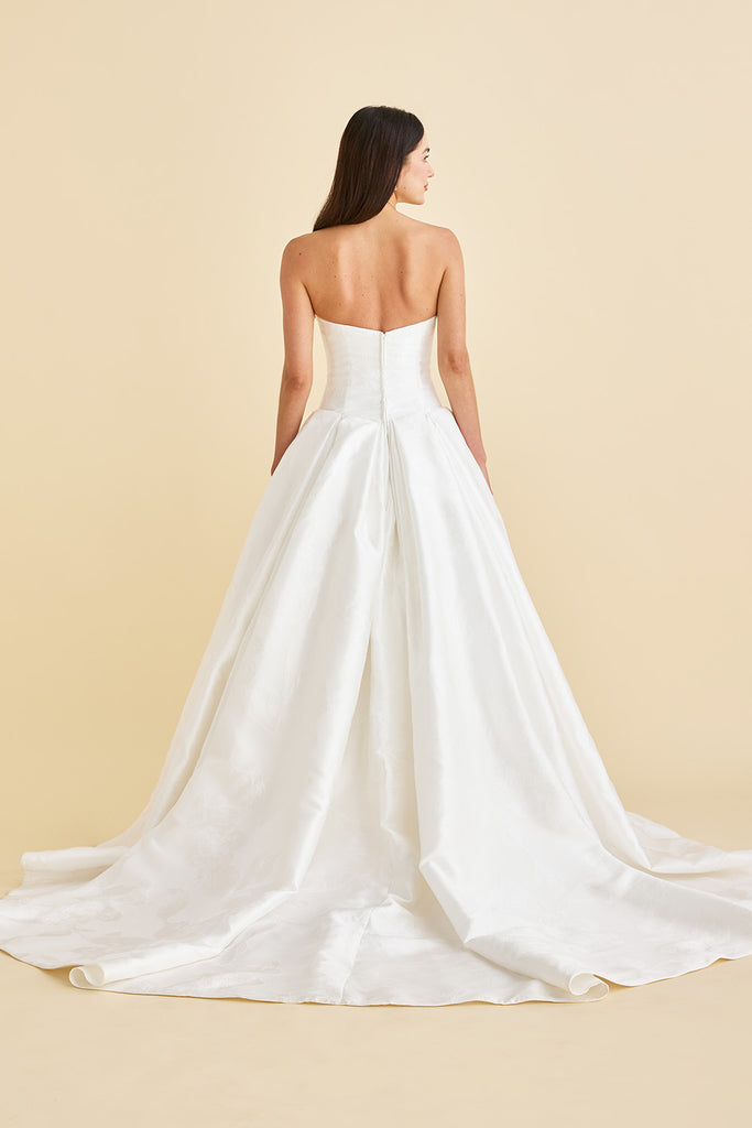 Edmonton weddin gdress novelle bridal shop