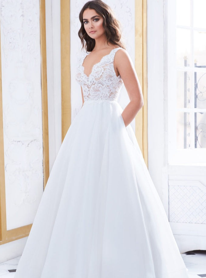 Paloma Blanca - 4852 - Wedding Dress - Novelle Bridal Shop